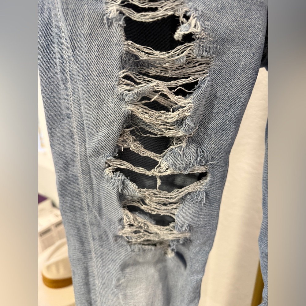 American Eagle Distressed Straight Mom Jeans Size 6 Long Light Wash Ripped Denim - Picture 6 of 14